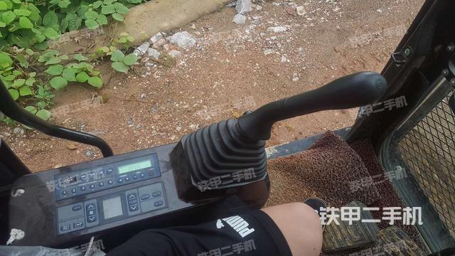 座椅左侧控制台/音响/含左手柄(驾驶室部分) 座椅左侧控制台/音响/含左手柄(驾驶室部分)