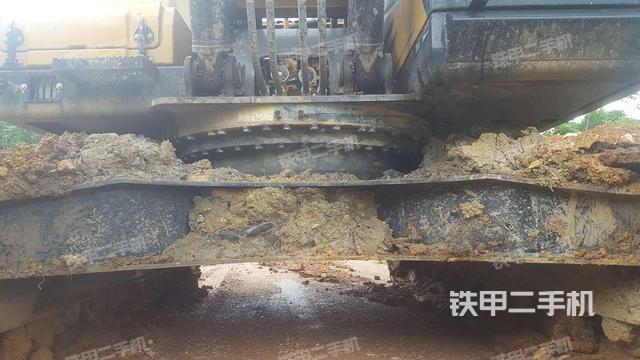 转盘和下车架正前(工作和回转装置) 转盘和下车架正前(工作和回转装置)