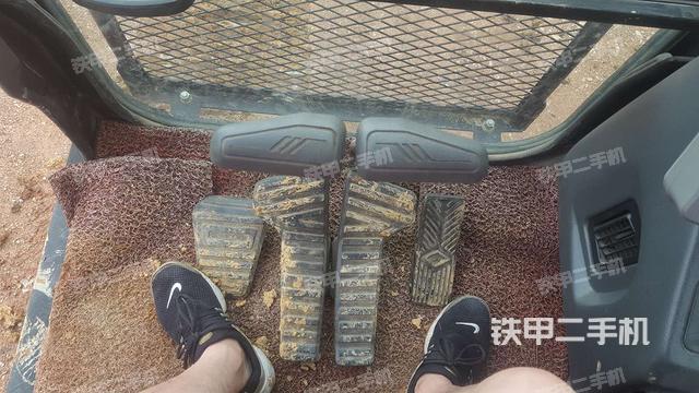 行走控制手柄和踏板 俯拍(驾驶室部分) 行走控制手柄和踏板 俯拍(驾驶室部分)