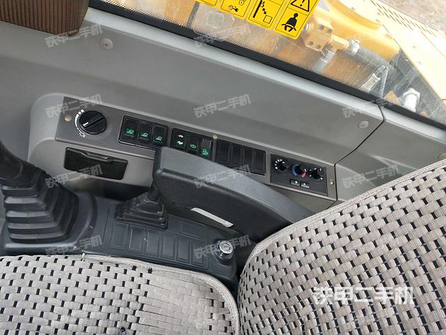 座椅右侧控制台/钥匙门/油门/含右手柄（驾驶室部分）