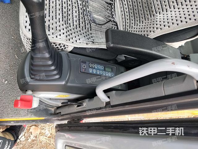 座椅左侧控制台/音响/含左手柄（驾驶室部分）