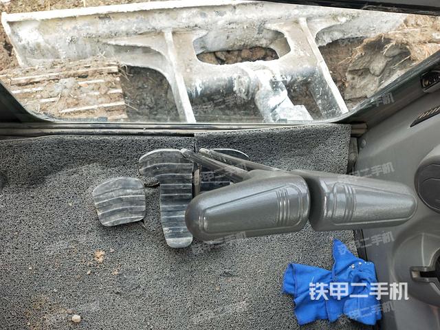 行走控制手柄和踏板 俯拍（驾驶室部分）