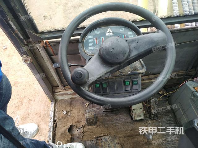 行走控制手柄和踏板 俯拍(驾驶室部分) 行走控制手柄和踏板 俯拍(驾驶室部分)