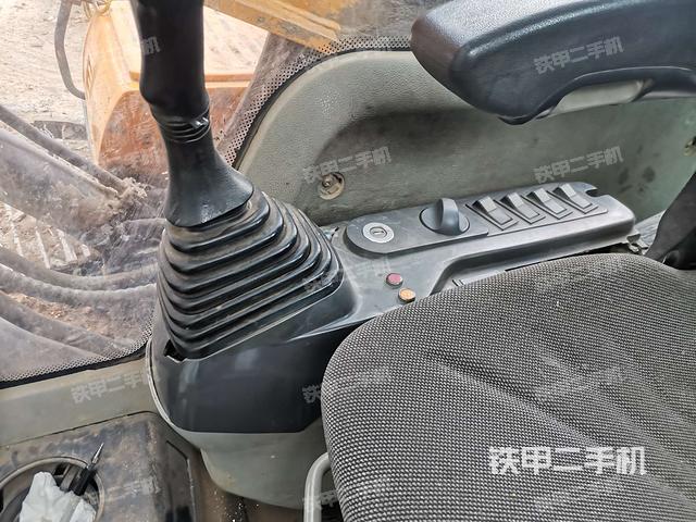 座椅右侧控制台/钥匙门/油门/含右手柄(驾驶室部分) 座椅右侧控制台/钥匙门/油门/含右手柄(驾驶室部分)