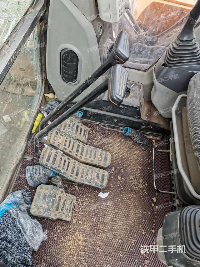 行走控制手柄和踏板 俯拍(驾驶室部分) 行走控制手柄和踏板 俯拍(驾驶室部分)