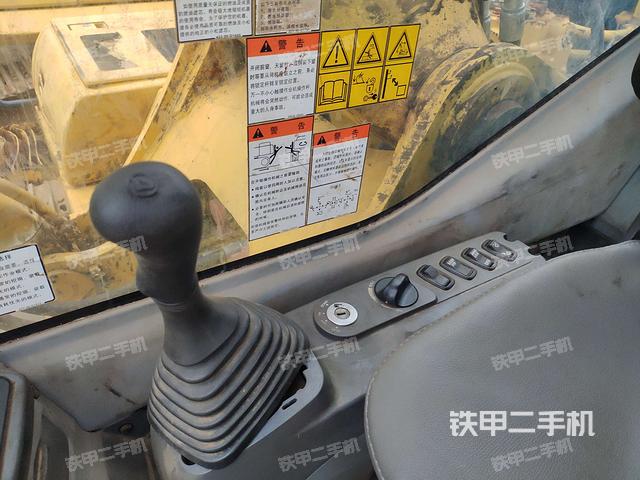 座椅右侧控制台/钥匙门/油门/含右手柄(驾驶室部分) 座椅右侧控制台/钥匙门/油门/含右手柄(驾驶室部分)