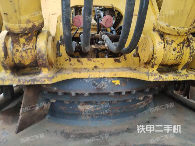 转盘和下车架正前(工作和回转装置) 转盘和下车架正前(工作和回转装置)