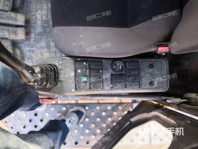 座椅左侧控制台/音响/含左手柄（驾驶室部分）