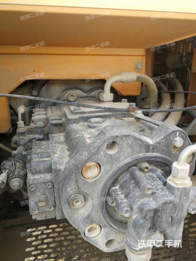 液压泵舱室正面整体(整机外观) 液压泵舱室正面整体(整机外观)
