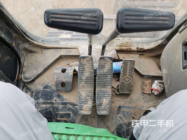 行走控制手柄和踏板 俯拍（驾驶室部分）