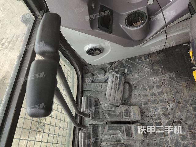 行走控制手柄和踏板 俯拍(驾驶室部分) 行走控制手柄和踏板 俯拍(驾驶室部分)