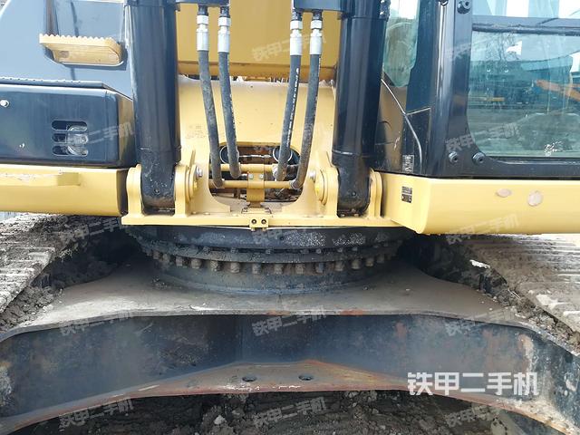 转盘和下车架正前(工作和回转装置) 转盘和下车架正前(工作和回转装置)