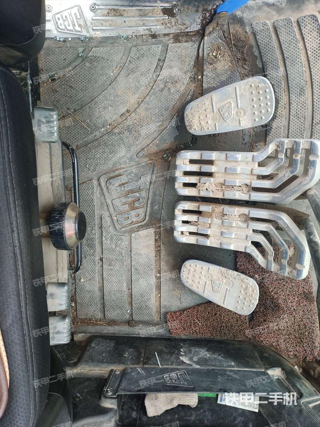 行走控制手柄和踏板 俯拍（驾驶室部分）