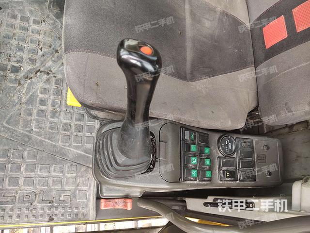 座椅左侧控制台/音响/含左手柄(驾驶室部分) 座椅左侧控制台/音响/含左手柄(驾驶室部分)