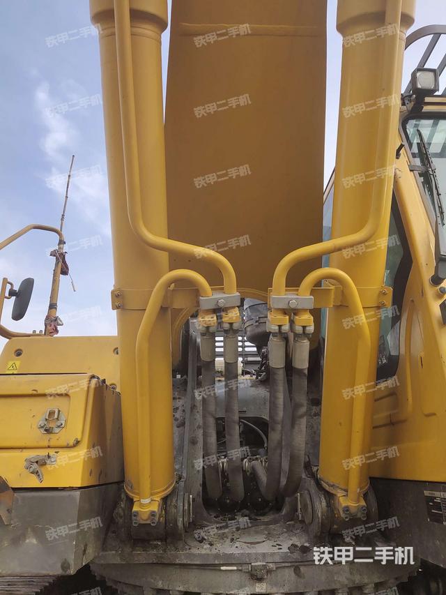 大臂油缸整体 竖拍(工作和回转装置) 大臂油缸整体 竖拍(工作和回转装置)