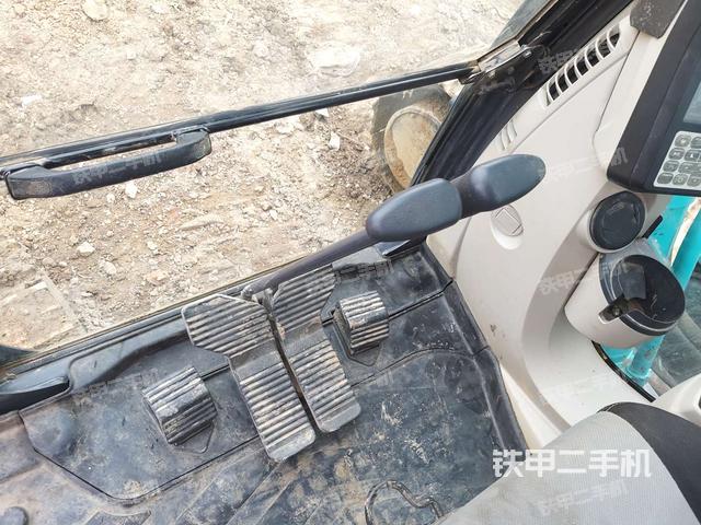 行走控制手柄和踏板 俯拍（驾驶室部分）