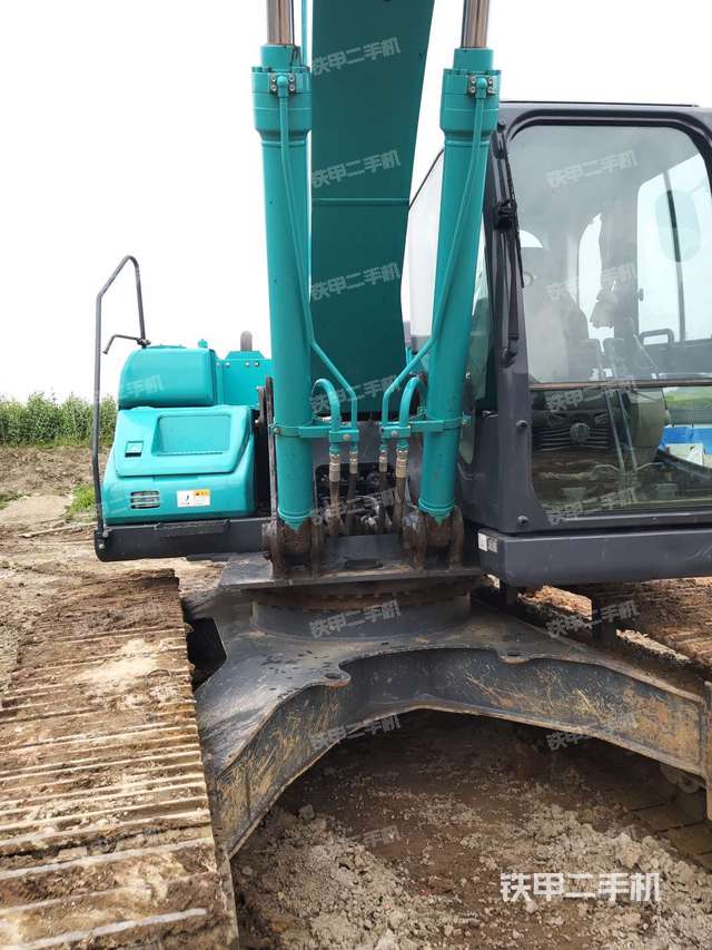 大臂油缸整体 竖拍（工作和回转装置）