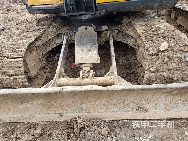 转盘和下车架正前(工作和回转装置) 转盘和下车架正前(工作和回转装置)