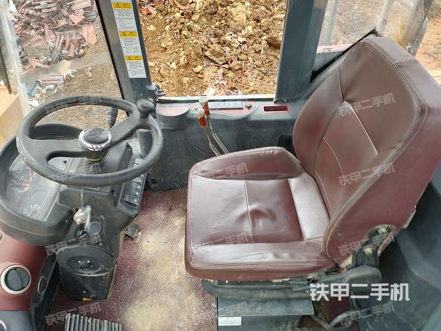 驾驶室内部（驾驶室部分）