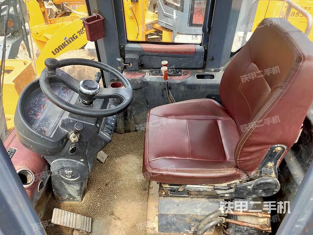 驾驶室内部（驾驶室部分）