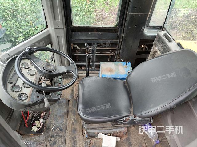 驾驶室内部(驾驶室部分) 驾驶室内部(驾驶室部分)