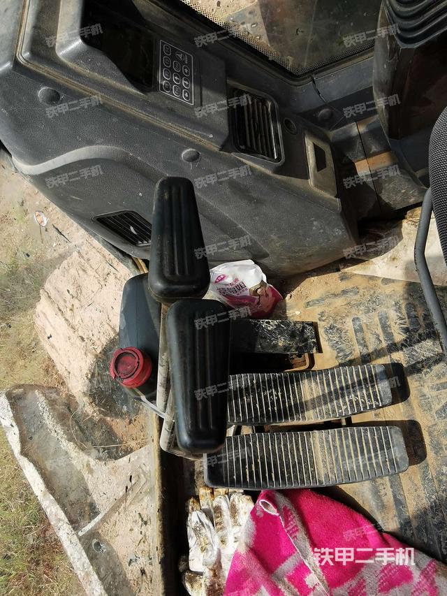 行走控制手柄和踏板 俯拍（驾驶室部分）