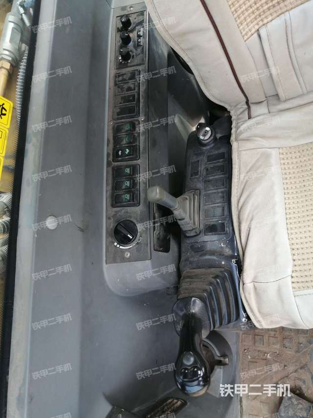 座椅右侧控制台/钥匙门/油门/含右手柄（驾驶室部分）