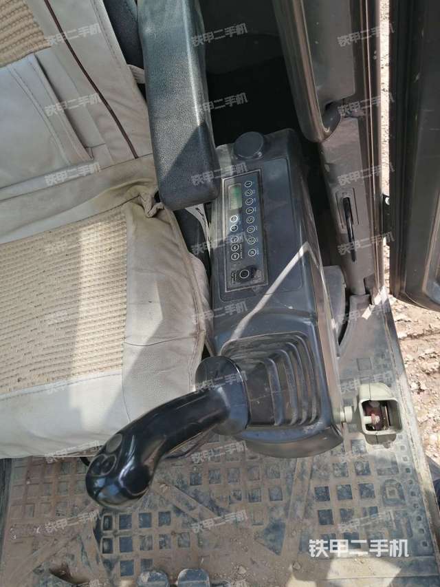 座椅左侧控制台/音响/含左手柄（驾驶室部分）