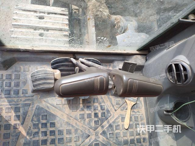 行走控制手柄和踏板 俯拍（驾驶室部分）