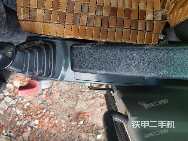 座椅左侧控制台/音响/含左手柄（驾驶室部分）