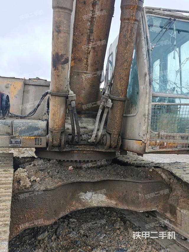 大臂油缸整体 竖拍（工作和回转装置）