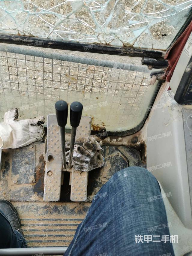 行走控制手柄和踏板 俯拍（驾驶室部分）