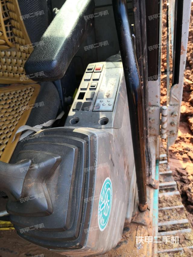 座椅左侧控制台/音响/含左手柄（驾驶室部分）