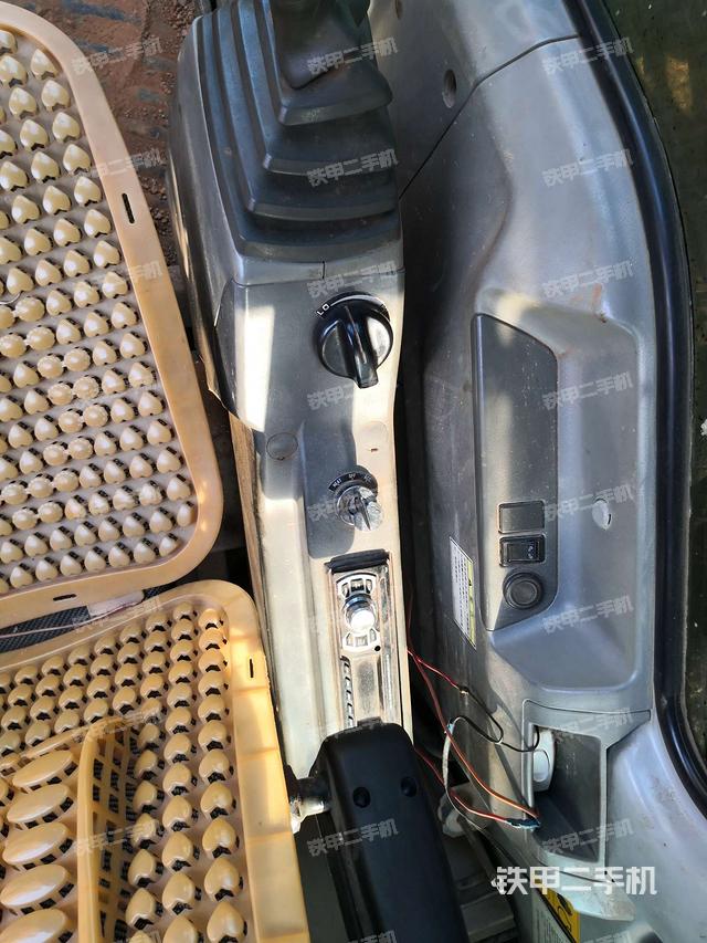 座椅右侧控制台/钥匙门/油门/含右手柄（驾驶室部分）