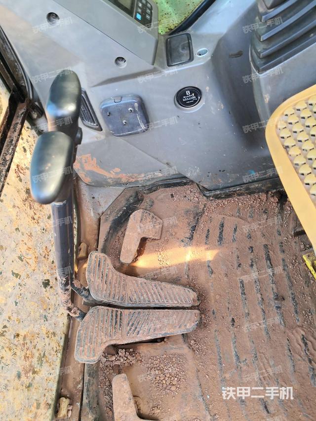 行走控制手柄和踏板 俯拍（驾驶室部分）