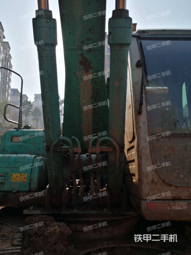 大臂油缸整体 竖拍（工作和回转装置）