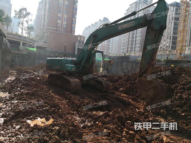 神钢SK200挖掘机