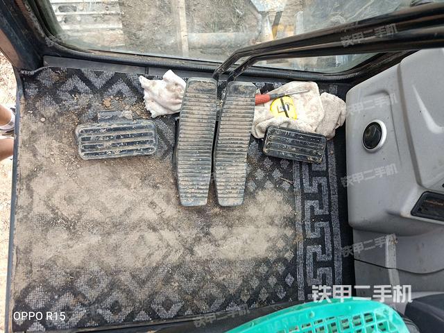 行走控制手柄和踏板 俯拍（驾驶室部分）