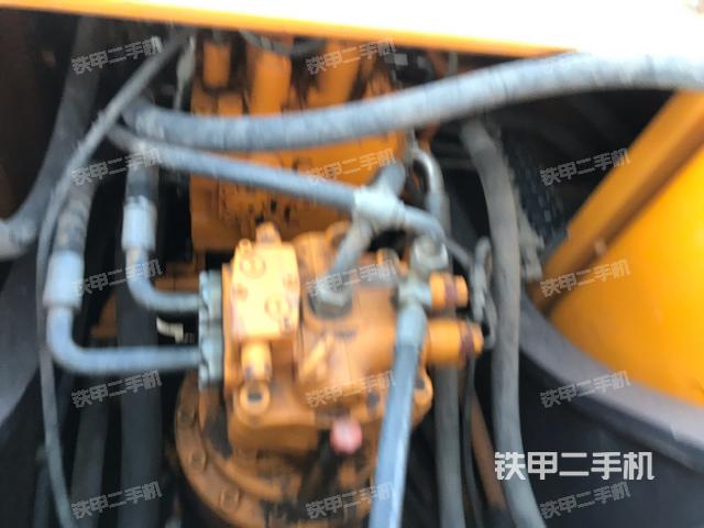 回转马达和主控阀(整机外观) 回转马达和主控阀(整机外观)