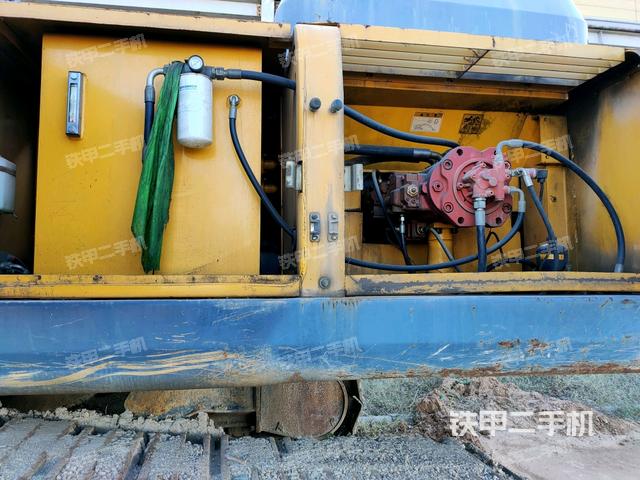 液压泵舱室正面整体（整机外观）