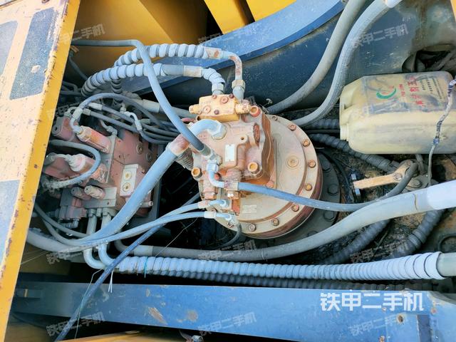 回转马达和主控阀（整机外观）