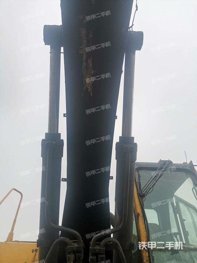 大臂油缸整体 竖拍（工作和回转装置）