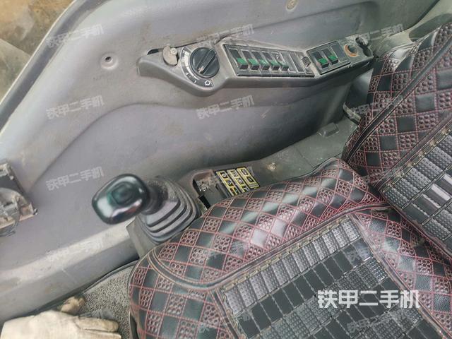 座椅右侧控制台/钥匙门/油门/含右手柄（驾驶室部分）