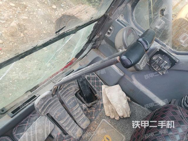 行走控制手柄和踏板 俯拍（驾驶室部分）