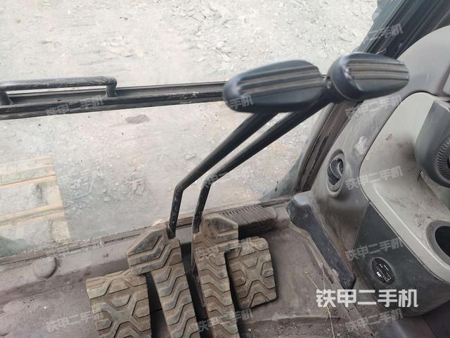 行走控制手柄和踏板 俯拍(驾驶室部分) 行走控制手柄和踏板 俯拍(驾驶室部分)