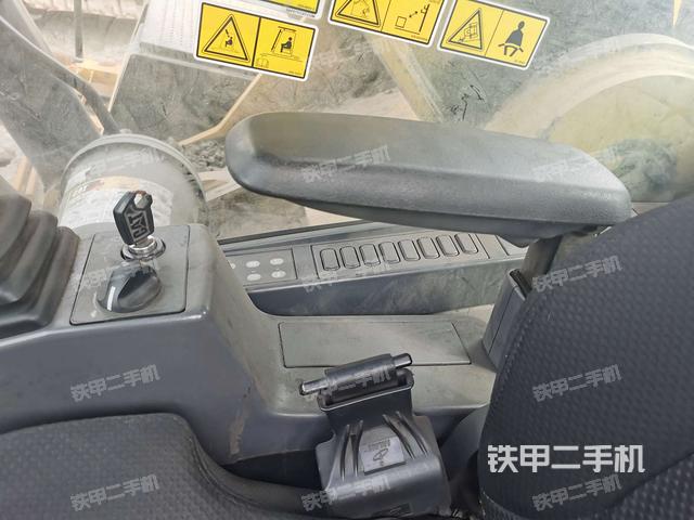 座椅右侧控制台/钥匙门/油门/含右手柄(驾驶室部分) 座椅右侧控制台/钥匙门/油门/含右手柄(驾驶室部分)