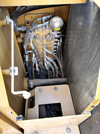 二手卡特彼勒挖掘机回转马达和主控阀实拍图371