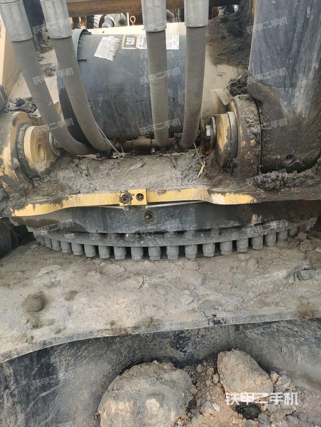 转盘和下车架正前(工作和回转装置) 转盘和下车架正前(工作和回转装置)
