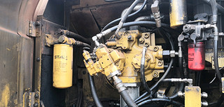 二手卡特彼勒挖掘机液压泵舱室正面整体实拍图370