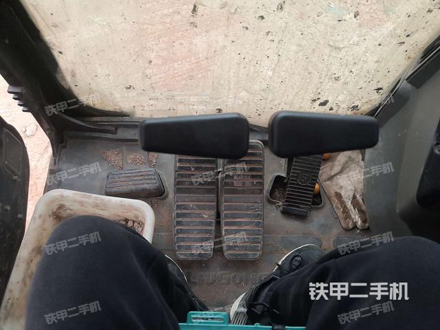 行走控制手柄和踏板 俯拍（驾驶室部分）